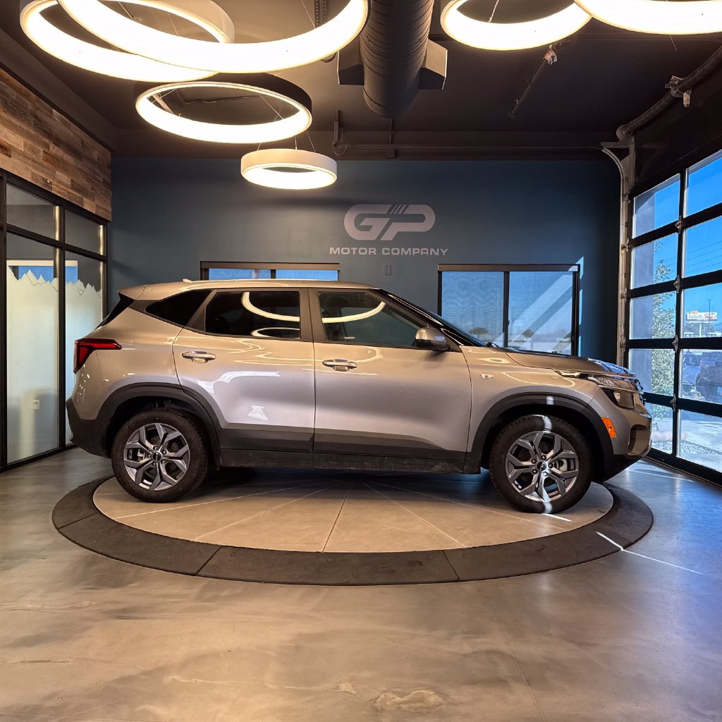 Used 2024 Kia Seltos LX AWD/4WD image 2
