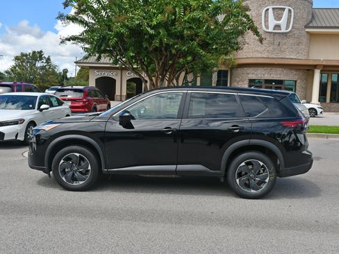 Used 2024 Nissan Rogue SV AWD/4WD image 2