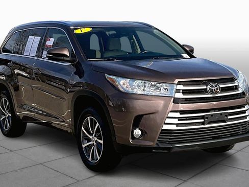 Used 2017 Toyota Highlander XLE image 2