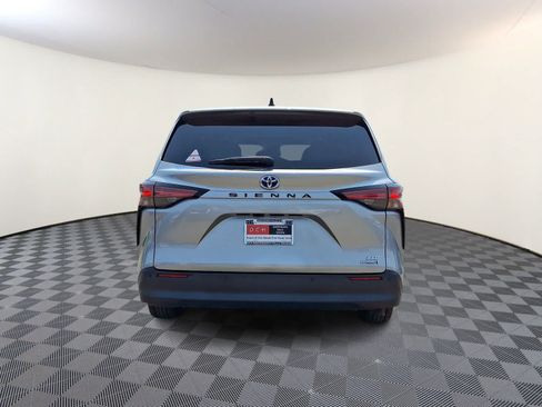 Certified 2021 Toyota Sienna XLE FWD image 6