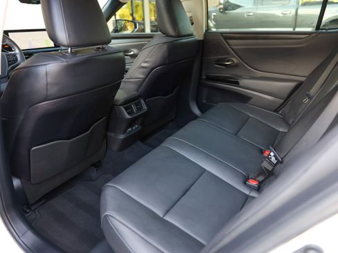 Used 2024 Lexus ES 300h w/ Premium Package image 34