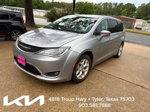Used 2018 Chrysler Pacifica Touring Plus w/ Tire & Wheel Group FWD image 3