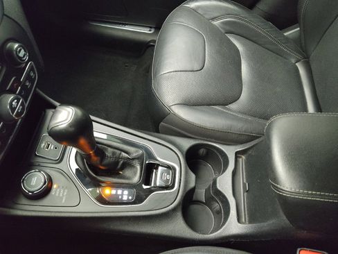 Used 2020 Jeep Cherokee Limited AWD/4WD image 26
