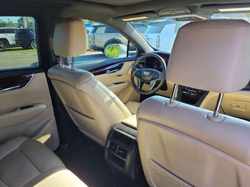 Used 2018 Cadillac XT5 Luxury w/ Driver Awareness Package FWD image 13