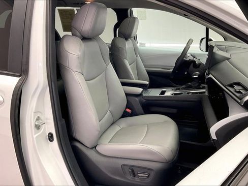 Used 2025 Toyota Sienna XLE image 6