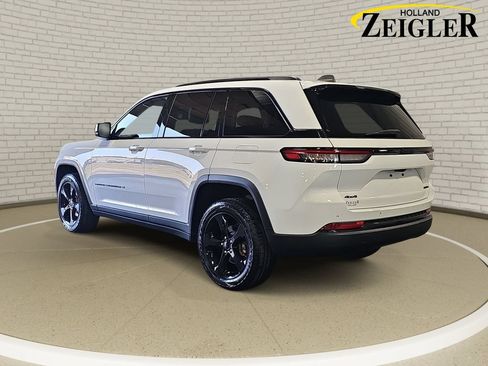 Used 2023 Jeep Grand Cherokee Limited w/ Black Appearance Package AWD/4WD image 7
