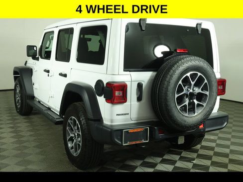 Used 2022 Jeep Wrangler Unlimited Sport w/ Sun And Sound Package AWD/4WD image 5