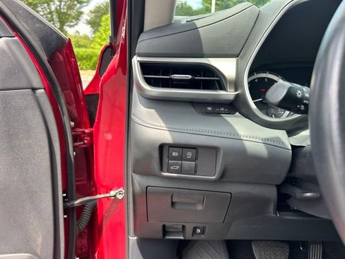 Used 2025 Toyota Highlander XLE AWD/4WD image 32
