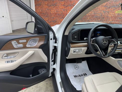 Used 2026 Mercedes-Benz GLS 450 4MATIC image 9