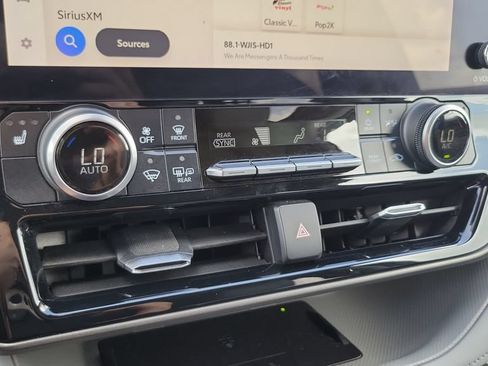 Used 2023 Toyota Highlander XLE FWD image 18