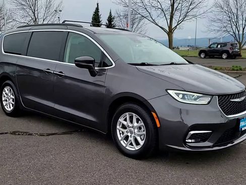 Used 2022 Chrysler Pacifica Touring-L image 2