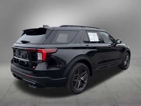 Used 2025 Ford Explorer ST image 4