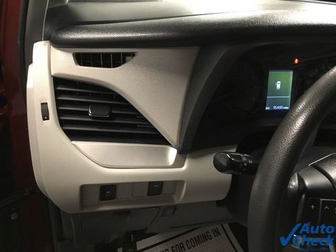 Used 2017 Toyota Sienna LE image 22