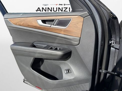 Used 2025 Volkswagen Atlas SE image 28