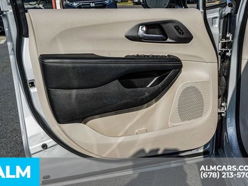 Used 2024 Chrysler Pacifica Touring-L image 52