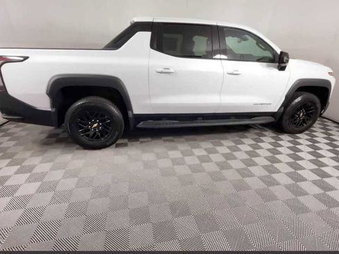 New 2025 Chevrolet Silverado EV LT image 18