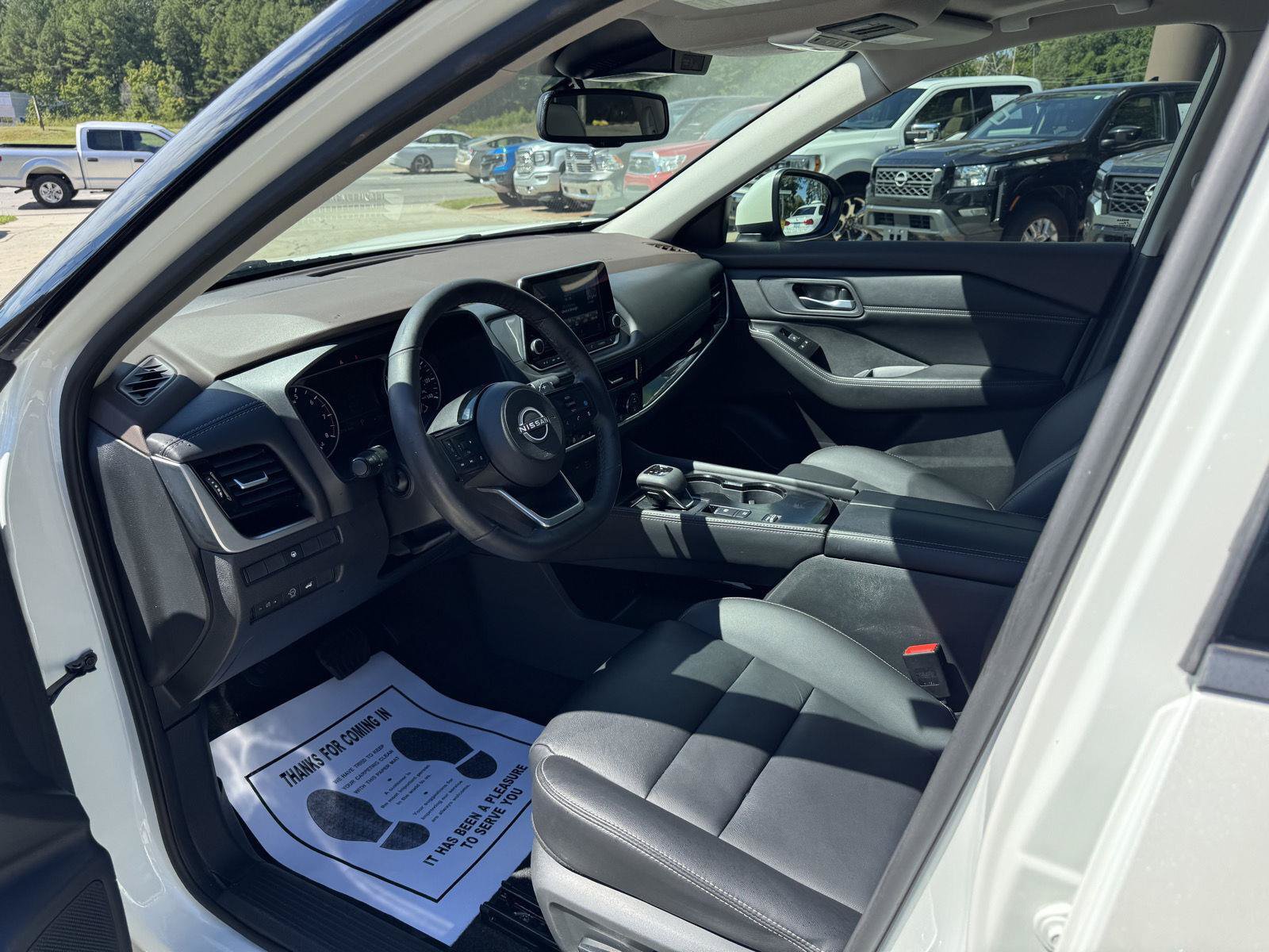 Used 2023 Nissan Rogue SL FWD image 2
