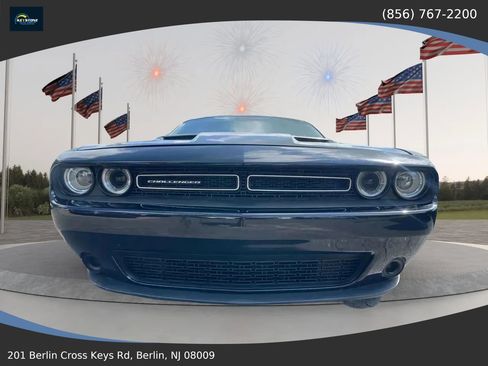 Used 2017 Dodge Challenger SXT w/ Driver Convenience Group RWD image 2