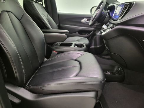 Used 2024 Chrysler Pacifica Touring-L w/ S Appearance Package image 37