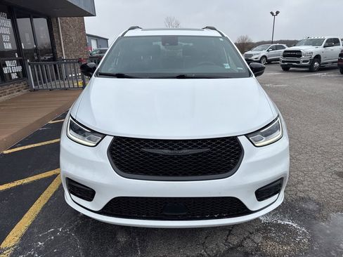 Used 2025 Chrysler Pacifica Limited image 9