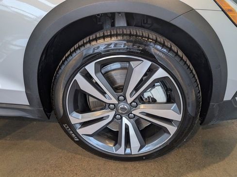 Used 2025 Volvo V60 B5 Cross Country Plus image 32