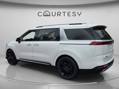 Used 2022 Kia Carnival SX FWD image 3