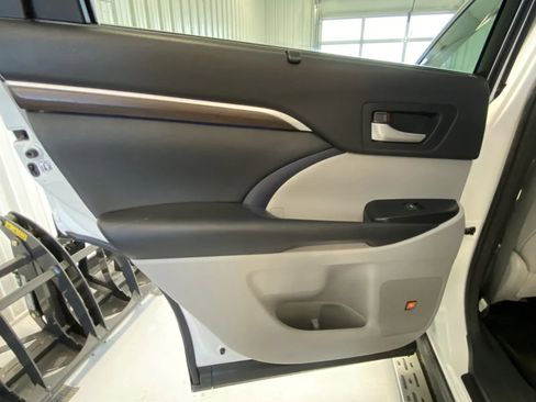 Used 2015 Toyota Highlander Limited image 13