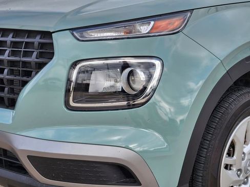 Certified 2025 Hyundai Venue SE image 5