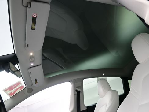 Used 2024 Tesla Model Y Long Range AWD/4WD image 18