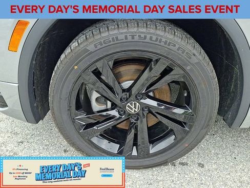 Used 2024 Volkswagen Tiguan SE R-Line AWD/4WD image 28