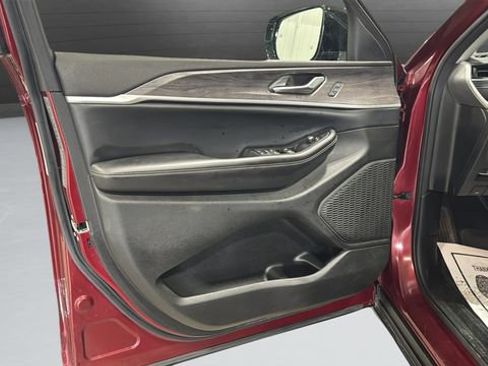 Used 2023 Jeep Grand Cherokee Limited image 14