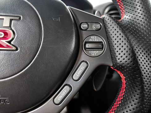 Used 2015 Nissan GT-R Premium image 27