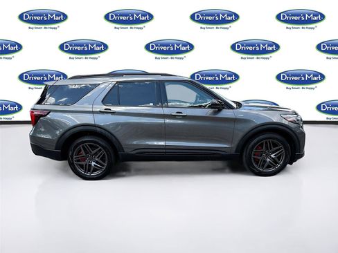 Used 2025 Ford Explorer ST-Line w/ ST-Line Street Pack AWD/4WD image 8