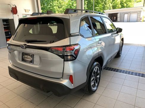 Used 2025 Subaru Forester Premium AWD/4WD image 10