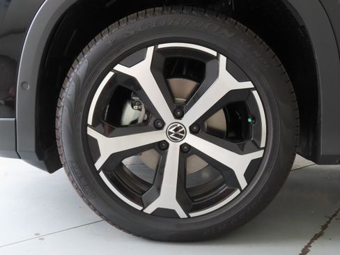 New 2026 Volkswagen Tiguan SE FWD image 28