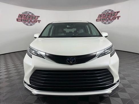 Used 2021 Toyota Sienna XLE image 2