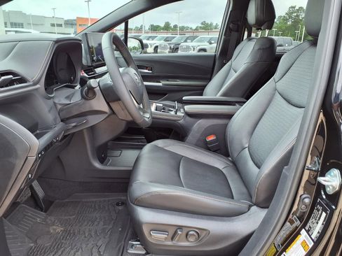 Certified 2025 Toyota Sienna XLE Woodland Edition image 16