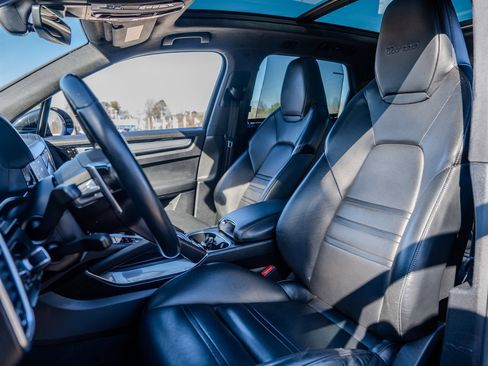 Used 2019 Porsche Cayenne Turbo w/ Sportdesign Package image 27