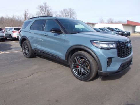 Used 2025 Ford Explorer ST-Line w/ Premium Package image 2