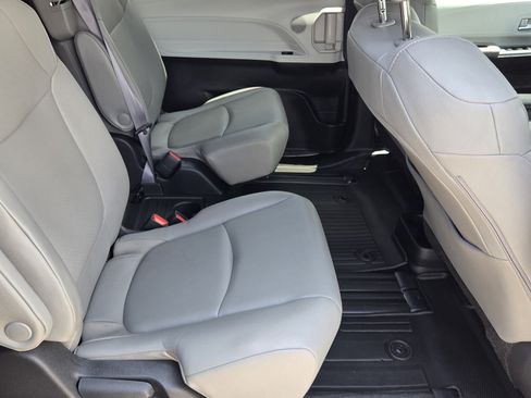 Used 2025 Toyota Sienna XLE FWD image 12