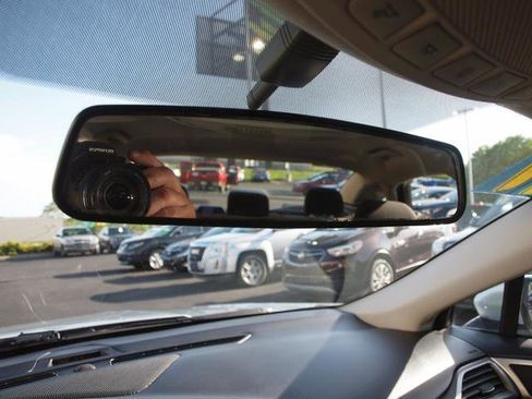 Used 2017 Ford Fusion SE w/ Fusion SE Technology Package FWD image 11