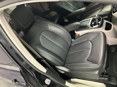 Used 2023 Chrysler Pacifica Touring-L image 25