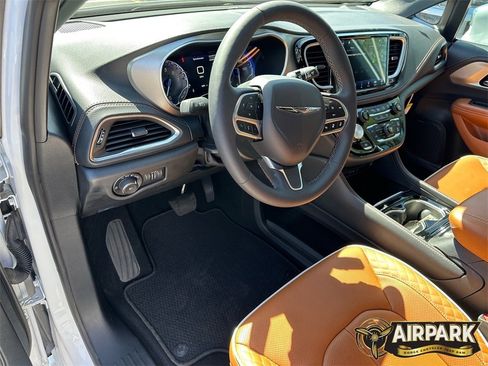 New 2024 Chrysler Pacifica Pinnacle image 16