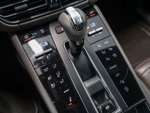 Certified 2024 Porsche Macan AWD/4WD image 24