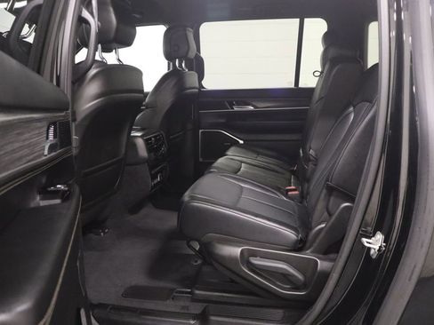 Certified 2024 Jeep Wagoneer L Series II w/ Flexible Seating Group image 13