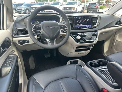 Used 2024 Chrysler Pacifica Touring-L FWD image 25