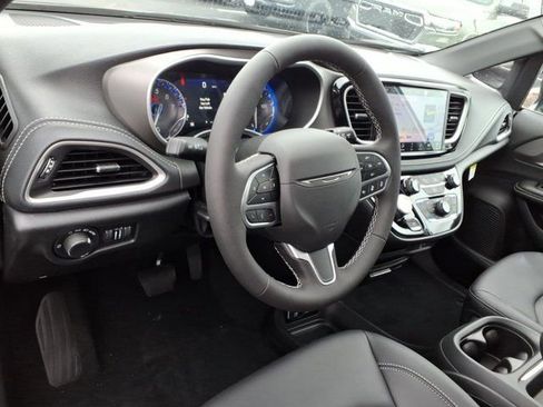 New 2027 Chrysler Pacifica Select FWD image 6