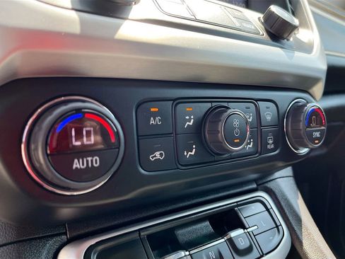 Used 2022 GMC Acadia SLT w/ Preferred Package image 16