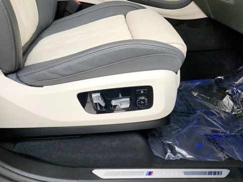 Used 2025 BMW X7 M60i AWD/4WD image 37