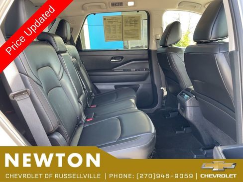 Used 2025 Nissan Pathfinder SL AWD/4WD image 32